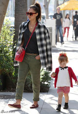 组图：阿尔芭一家甜蜜出游 与丈夫拥抱秀恩爱