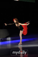 组图：韩星孙谭菲IU等盛装亮相 参加节目秀花样滑冰