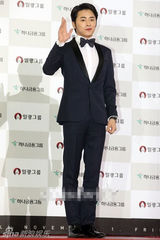 组图：韩星赵政锡亮相大钟红毯 略拘谨显萌态