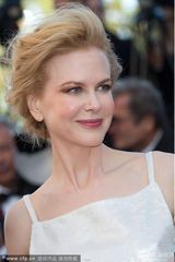 组图：《维纳斯》首映 妮可时尚裙装露背