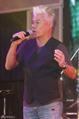 组图：巫启贤为新专辑开唱 30日将出席大炳追思会