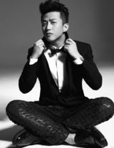 组图：邓超登杂志封面变身俏皮型男