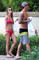 组图：性感宝贝三点式海边度假 戏水抖奶心情佳