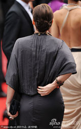 幻灯：《法外之徒》首映 谢丽尔侧面“露肉”秀身材