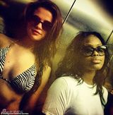 组图：赛琳娜斑马纹比基尼现身 抚秀发表情享受