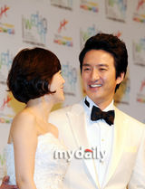 组图：郑俊浩举行婚前记者会 与未婚妻含情脉脉对视