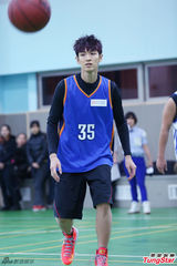 组图：柯震东亮相学校篮球场秀球技