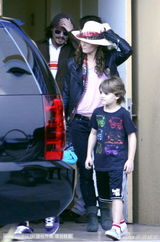 组图：约翰尼-德普携家人看比赛 儿女清秀惹人喜爱