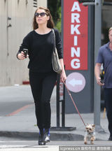 组图：德普双性恋女友街头遛狗 狂发短信疑传情