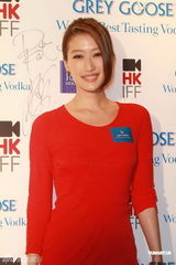 组图：谢婷婷一袭红裙出席酒会艳压全场