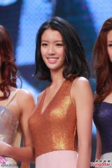 组图：港姐准决赛诞生10强 白纱裙秀腿抢镜