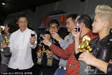 组图：金马奖闭幕庆功酒会获奖者开心亮相