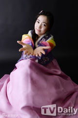 组图：姜韩娜T-ara前成员花英穿韩服拜年