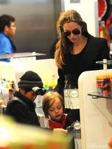 组图：朱莉带孩子们买玩具 龙凤胎儿子金发大眼