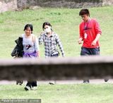 幻灯图：阿娇新片片场戴口罩 蹦跳走路自得其乐