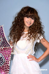 幻灯图集：杨丞琳长卷发似洋娃娃 白蕾丝裙可爱