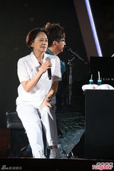 组图：伦永亮演唱会尾场 即兴拉叶德娴上台合唱