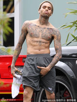 组图：克里斯竖中指挑衅 脱衣秀纹身自摸下体