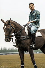 组图：连奕名马场绅士大片展纯爷们气概