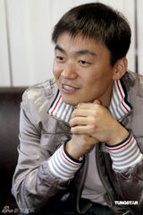 幻灯图：王宝强谈生活爱看电视剧 新作再扮农民工