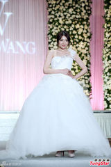 组图：陈思璇穿婚纱沾喜气 期待海岛婚礼