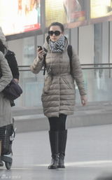 组图：小宋佳与神秘男机场开心热聊