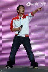 高清图：谢霆锋西安献唱劲爆榜 爱的手势吻别歌迷