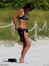 组图：意大利超模克劳迪娅黑色比基尼秀美臀