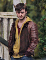 组图：丹尼尔头带犄角现身《复仇之角》片场