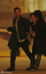 高清：《暮光之城》男女主角伦敦夜路把手牵