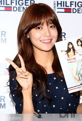 组图：少女时代秀英徐贤裙装亮相签名会