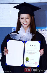 组图：韩星高雅拉柳德焕参加大学毕业典礼