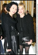 高清图：张曼玉携男友亮相巴黎时装周 随性俏皮