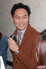 组图：张智霖唱K偏爱女歌手 儿子唱自己歌心甜