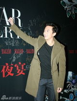 组图：邓超亮相时尚活动 释放迷人微笑