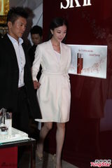 组图：倪妮亮相上海出席代言 米色洋装清新优雅