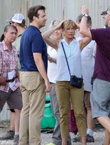 组图：安妮斯顿《米勒一家》片场初现大妈范