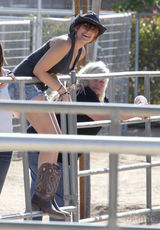 组图：MJ爱女帕丽斯与生母同游 热裤秀美腿