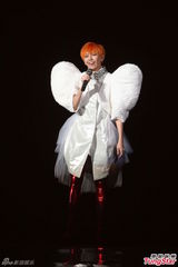 组图：孙燕姿橙发亮眼披黄金甲 许美静助阵