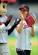 组图：韩女星申素律担任棒球比赛开球嘉宾