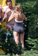 组图：雷诺兹聚会裸上身热吻布莱克-莱弗利