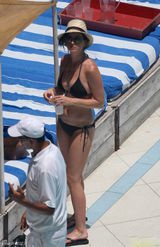 组图：凯蒂-派瑞性感泳装迈阿密泳池放松