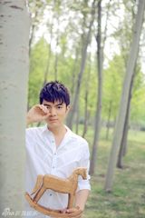 组图：刘孟哲现身森林公园 联袂金浩森打造青春写真