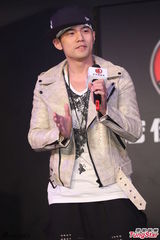 组图：周杰伦亮相代言 一身劲装帅气抢镜