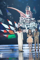 组图：尚雯婕白色长裙献唱 斩获最佳专辑奖