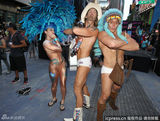 组图：美国内衣节街头狂欢 阿曼达妮可裸上身