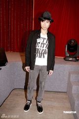 幻灯图：邓丽欣练气学歌 古巨基谈倪震桌球室事件