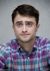 组图：丹尼尔为《杀死汝爱》拍写真 抿嘴卖萌