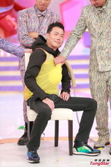 组图：郑伊健陈小春《无敌奖门人》录影玩游戏