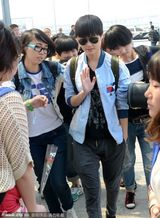 组图：李宇春双手插兜机场照酷劲十足 粉丝围堵